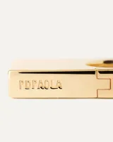 Aros colgantes dorados con forma geométrica cuadrada alargada.