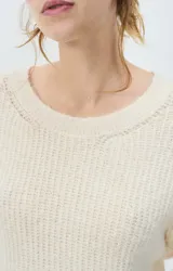 Sweater de punto fino con cuello a la base y mangas largas, confeccionado en hilo italiano con textura mullida y corte holgado.