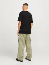 Pantalón cargo de corte amplio y tiro medio, confeccionado en tejido de sarga resistente. Presenta bolsillos laterales tipo cargo, bolsillos delanteros y traseros, con cierre de cremallera.