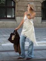 Vestido lencero (slip dress) color beige claro, con tirantes finos y detalle de encaje festoneado en el ruedo y el escote.