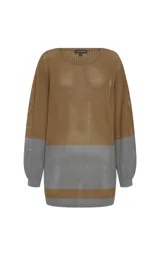Sweater de punto calado con diseño de bloques de color en tonos marrón y gris. Presenta escote barco, mangas largas con puños ajustados en color gris y corte recto.