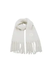 Bufanda de tejido suave con flecos en los extremos y detalle de parche circular en uno de sus lados.