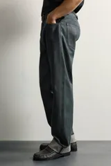 Jeans straight fit de corte recto y tiro medio, confeccionados en denim de algodón oscuro sin lavados, con diseño de cinco bolsillos y bajo vuelto.
