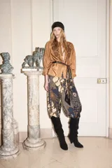 Pantalon de corte holgado tipo bombacho con estampado batik tradicional en tonos azul marino, beige y dorado. Presenta cintura elástica y diseño fluido.