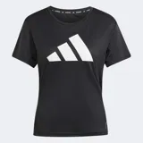 Remera deportiva Adidas negra de manga corta, con cuello redondo y logo Performance grande en blanco en el frente. El tejido es calado y transpirable, con detalles reflectantes.