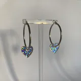 Set de aros de acero quirúrgico hipoalergénico con dijes intercambiables de diferentes formas y colores: corazones holográficos, estrellas metalizadas y rayos de colores.