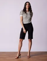 Bermuda blanca de gabardina elastizada marca Zac & Rachel. Tiene pretina ancha elastizada, bolsillos delanteros y traseros, y ruedo con dobladillo.