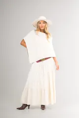 Poncho italiano de diseño amplio y liviano, confeccionado en color blanco, con mangas cortas y caída fluida.