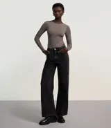 Body básico de poliamida y elastano color borgoña, con cuello redondo y mangas largas.