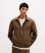 Campera masculina Marfinno confeccionada en sarga cuadriculada, con cuello clásico, cierre frontal por cremallera, bolsillos ribeteados y puños y dobladillo elásticos.