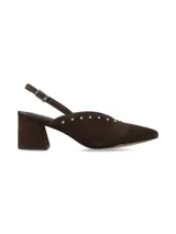 Stiletto destalonado de fiesta confeccionado en nobuck color marrón, con punta fina, taco cuadrado y tachas metálicas decorativas a lo largo del escote. Posee tira ajustable en el talón.