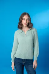 Sweater marrón de lana mohair y acrílico, con cuello polo vintage.