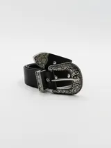 Cinto negro de cuero sintético con hebilla metálica plateada con diseño floral.