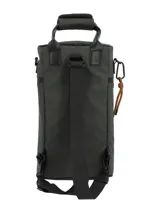 Maletín matero de diseño vertical en color verde oscuro, confeccionado en poliéster reciclado repelente al agua. Cuenta con cierre superior impermeable, manija de mano reforzada, compartimentos internos organizadores para termo, mate y yerba, y un llavero mosquetón lateral con cordón decorativo. Presenta un parche de cuero sintético con el logo de la marca en la parte inferior.