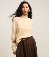 Blusa de punto de la marca Cortelle, con cuello alto y mangas largas. Confeccionada en una mezcla de viscosa y poliamida, presenta una textura suave y un diseño básico versátil.