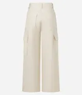 Pantalón wide leg color beige confeccionado en sarga sastrería, de cintura alta, sin estampa y con bolsillos cargo en los laterales.