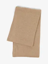 Bufanda de punto color beige, de estilo clásico y versátil, diseñada para brindar calidez y comodidad.