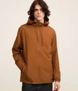 Campera rompevientos color verde oliva con capucha ajustable con cordón, cierre frontal con cremallera, bolsillos laterales con cremallera, puños con elástico y forro interior. Ligera y versátil, ideal para proteger del viento y la lluvia ligera.