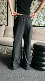 Pantalón semi oxford negro de poplín con cintura elastizada ancha, bolsillos delanteros, tiro medio y tajo en los laterales externos.