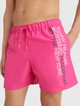 Short de baño rosa con cintura elástica ajustable con cordón. Estampado vertical con el logo de Tommy Hilfiger en la pierna derecha.