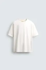 Camiseta de corte relajado confeccionada en algodón con acabado mercerizado, cuello redondo con rib y manga corta.