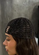 Gorro tipo casquete tejido con hilo brillante color negro.