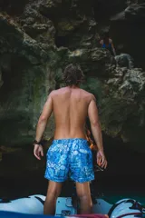 Short de baño con estampado geométrico y tribal en tonos azules. Cuenta con cintura elástica con cordón ajustable, dos bolsillos laterales y un bolsillo trasero. Incluye interior con malla hipoalergénica y está confeccionado en tela de secado rápido.