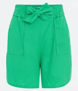 Short runner verde con cintura elastizada y lazo ajustable.