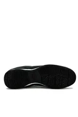Zapatillas de fútbol sala Lotto modelo Lecce, color negro con el logo de la marca en blanco en el lateral y detalle con los colores de la bandera de Italia en los cordones.