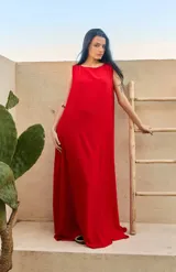 Vestido largo rojo, sin mangas y de corte recto y holgado, con escote redondo.