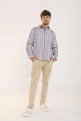 Pantalon cargo color marrón, de corte ajustado, con bolsillos laterales con solapa y cierre frontal.