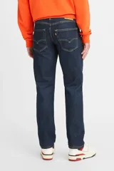 Jean de corte regular taper, con tiro medio y diseño de cinco bolsillos. Presenta un lavado azul oscuro con efecto desgastado y costuras en contraste.