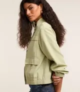 Campera bomber negra de viscosa con cierre delantero, bolsillos con solapa y pespuntes contrastantes en color blanco.