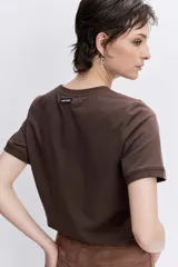 Remera de cuello redondo y manga corta, confeccionada en tejido de algodón liso de color blanco.