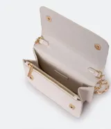 Bolso estructurado de Satinato color blanco, con textura capitoneada, solapa frontal y correa de cadena dorada.