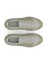 Championes Under Armour UA Sola Suede, color beige y gris, con parte superior de malla transpirable, revestimientos de gamuza y suela de goma.