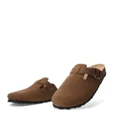 Zuecos de gamuza color taupe, con diseño de punta cerrada, una hebilla metálica lateral y suela de corcho con base de goma negra.