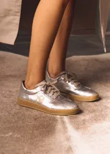 Championes plateados de gamuza con suela color caramelo y logo bordado en el lateral. Forrados en cuero.