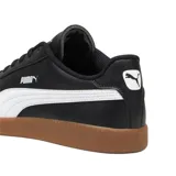 Championes Puma 9T blancos con detalles en verde y beige, suela color caramelo.