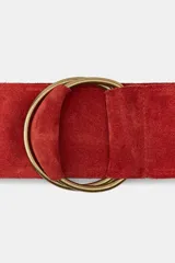 Cinturón ancho confeccionado en piel de ante, con diseño de hebilla metálica circular en tono dorado.