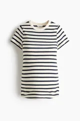 Remera entallada de punto suave acanalado, con diseño a rayas horizontales, manga corta y cuello redondo.