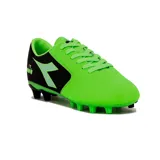 Championes de fútbol Diadora Striker II MD, color verde con detalles en negro y logo en verde claro.