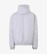 Campera bomber de poliamida en color gris claro, con capucha, cierre frontal con botones a presión y lettering bordado en el pecho. Presenta un diseño funcional con detalles utilitarios.