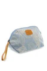 Estuche necessaire de lona tipo canvas color crudo con estampado de flores en color lila. Tiene cierre superior con tirador de cuero marrón y manija lateral de cuero marrón.