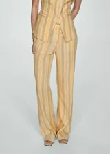 Pantalon de corte recto y tiro medio, confeccionado en tejido mezcla de lino y viscosa con diseño de rayas verticales en tonos amarillos y beige. Cuenta con cierre frontal de cremallera y botón, trabillas para cinturón y bolsillos laterales.