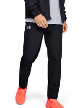 Pantalón deportivo Under Armour modelo Vital Woven, de corte cónico y color negro. Presenta cintura elástica con cordón interno, bolsillos laterales y cremalleras en los tobillos para mayor practicidad.