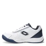 Championes deportivos Lotto de cuero sintético en color blanco con detalles en azul marino. Presentan perforaciones laterales para ventilación, cierre con cordones y suela de goma con diseño texturizado para mayor tracción.