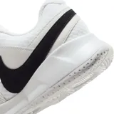 Championes Nike Court Lite 4 de tenis, color blanco con el logo de la marca en negro. Presentan una estructura de malla y refuerzos sintéticos, con suela de goma reforzada para mayor durabilidad y estabilidad en la cancha.
