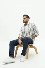 Camisa de manga larga de lino y algodón, color blanco con rayas verticales en tonos gris y beige. Presenta un corte semi slim y un pequeño logo bordado en el pecho.