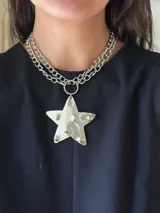 Collar doble con cadena de eslabones plateada, uno corto y otro largo con dije de estrella transparente con estampado de fantasmas.